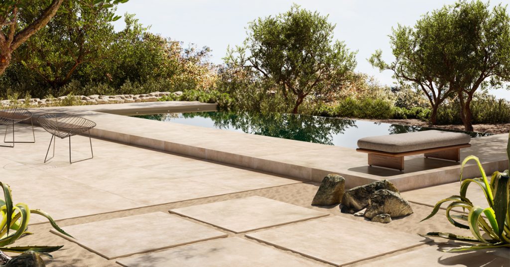 Terrasse en carreaux beiges avec bassin miroir, banc et oliviers