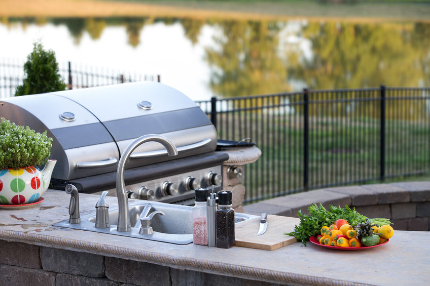 Évier, barbecue et légumes d'une cuisine haut de gamme extérieure