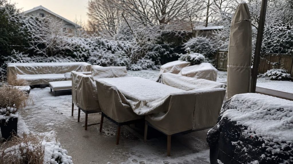 Hivernage du mobilier de jardin sous la neige avec housses