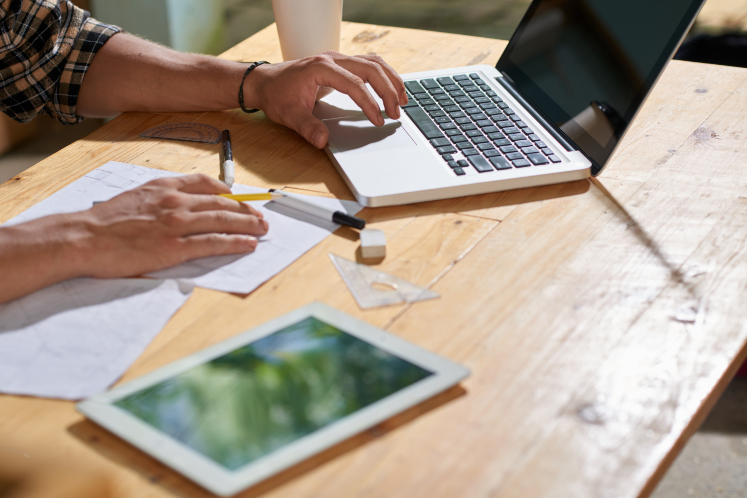 Croquis de plan de jardin, ordinateur portable et tablette sur bureau