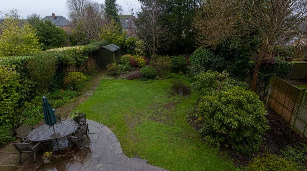 Terrain de jardin avec pente douce et terrasse existante