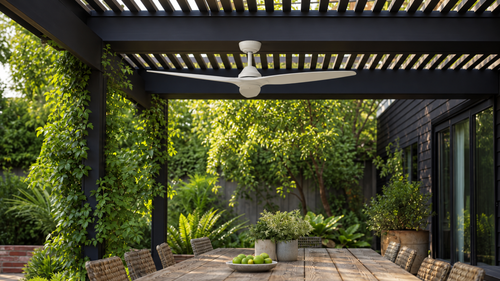Ventilateur suspendu sous une pergola avec lames entrouvertes